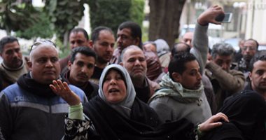 بالصور.. موظفون بالتعليم يتجمعون بالوزارة بعد إنهاء ندبهم لمقابلة الوزير الجديد