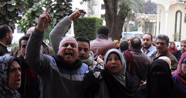 بالصور.. العاملون المستبعدون من ديوان التربية والتعليم يستقبلون الوزير بالمظاهرات