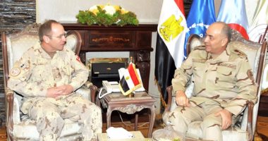 رئيس الأركان يلتقى قائد القوة متعددة الجنسيات المنتهية وﻻيته