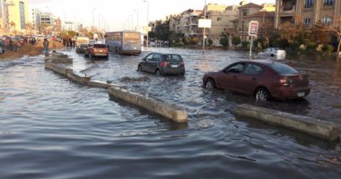 بالصور.. زحام مرورى بسبب كسر ماسورة صرف صحى بمحور التسعين بالتجمع الخامس