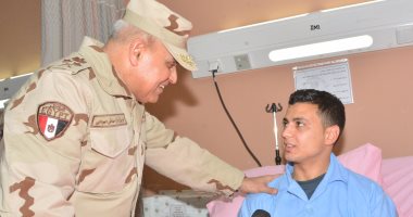 ننشر صور زيارة وزير الدفاع لمصابى سيناء بمستشفيى الحلمية والمعادى العسكرى
