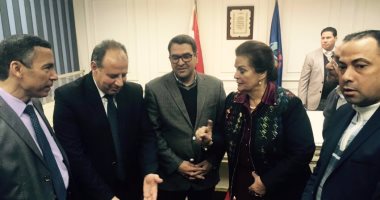 بالصور.. وصول أول سيدة تتقلد منصب المحافظ لمقر عملها بالبحيرة