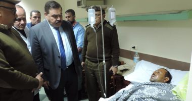 مدير أمن الدقهلية يزور فردى شرطة بمستشفي الطوارئ بعد إصابتهما فى حادث سير