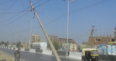بالصور.. أعمدة الإنارة آيلة للسقوط فى طريق عبد المنعم رياض بالشرقية