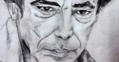 بالصور.. قارئ يبرز موهبته فى الرسم بلوحات أبرزها محمد منير وأحمد حلمى