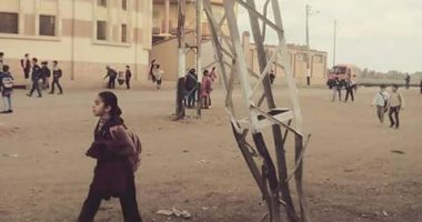 شكوى من عامود إنارة مائل يهدد حياة الأطفال بقرية كفر الروك فى الدقهلية
