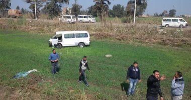 بالصور.. إصابة 3 أشخاص فى انقلاب سيارة ميكروباص بكفر الشيخ