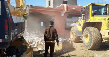 بالصور..إزالة مسجد بالعامرية.. ورئيس الحى: تعدى على أراضى الدولة