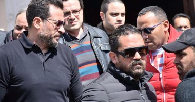 بالصور..نجوم الفن يشيعون جثمان والد أمير كرارة من مسجد الثورة بمصر الجديدة