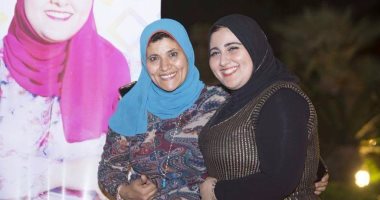 "حلم سارة".. مترجمة إشارة والداها من الصم ورسالتها نشر لغتهما بين الأسوياء