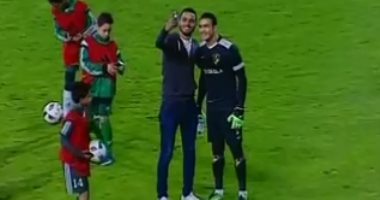 بالصور.. "السيلفى" يخطف الحضرى بين شوطى مباراة دجلة والاتحاد 