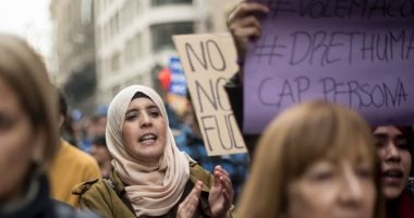بالصور.. 160 ألف متظاهر فى برشلونة يطالبون باستقبال لاجئين 