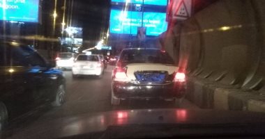 قارئ يرصد سيارة دون لوحات معدنية أعلى كوبرى أكتوبر
