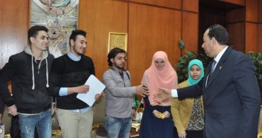 رئيس جامعة المنوفية يكرم طلاب التمريض المشاركين فى الملتقى الثانى للتمريض