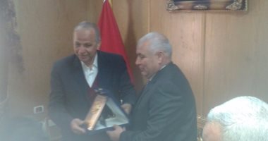 العشماوى يتسلم درع الوادى الجديد من الزملوط قبل وداعه الأهالى