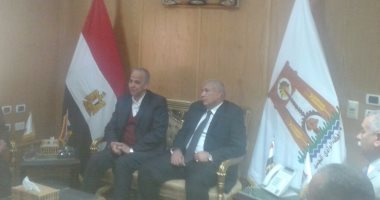 بالورقة والقلم..محافظ الوادى يدون ملاحظات العشماوى ويناقش معوقات المشروعات