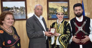 بالصور .. مجدى حجازى يكرم الفرق المشاركة فى مهرجان أسوان الدولى للثقافة