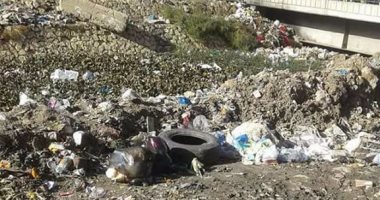 أهالى يشكون: القمامة تغطى المجرى المائى لترعة المحمودية بالإسكندرية 