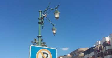 بالصور.. أعمدة إنارة مضاءة نهارا فى ميدان الساعة بدمياط