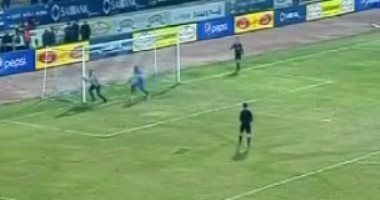 بالفيديو.. حارس إيفيانى النيجيرى يضع سحراً فى مرماه ويشتبك مع شخص لإزالته 