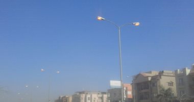 بالصور.. أعمدة الكهرباء مضاءة نهارا بالشيخ زايد