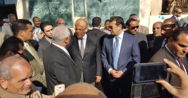 وزير التنمية المحلية يطالب مسئولى وحدة صحية بأسيوط بتوفير الأدوية الناقصة