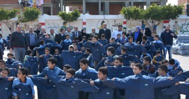 بالصور.. محافظ البحيرة توزع 2200 جاكيت على طلاب المدارس بكفر الدوار