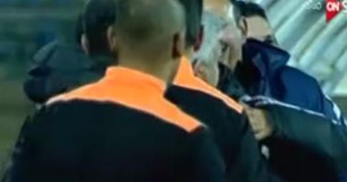 بالفيديو.. طارق يحيى وعيد عبد الملك يصافحان "دكة" الزمالك قبل المباراة