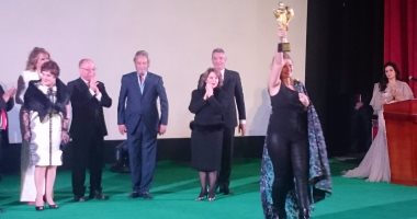 بالصور.. نجوم مصر يتسلمون درع تكريم نجلاء فتحى.. ماذا قالوا عنها؟