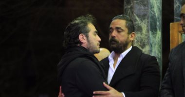 بالصور.. وصول أمير كرارة لمسجد عمر مكرم لتلقى عزاء والده 