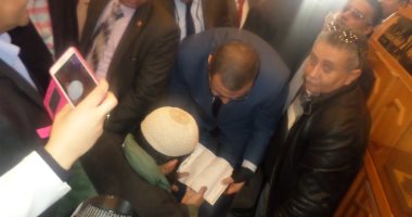 بالفيديو.. وزير القوى العاملة يترك المنصة لسماع شكوى معاق بالإسماعيلية