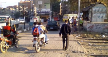 بالصور.. غلق مزلقانات منوف بالسلاسل.. ورئيس المدينة: نتواصل لتطويرها