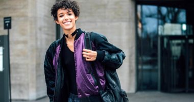 على هامش العروض.. الملابس الفضفاضة تسيطر على الـ street style فى لندن  