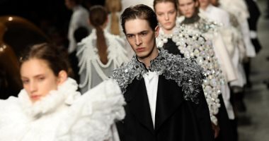 بالصور.. شاهد المجموعة الكاملة لتصميمات Burberry لخريف 2017 
