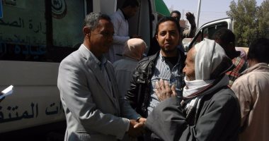 بالصور.. قافلة طبية مجانية توقع الكشف الطبى على 450 مواطنا بالوادى الجديد