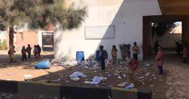 بالفيديو والصور.. فناء مدرسة بالبحيرة يتحول لمقلب قمامة والتعليم تحقق فى الواقعة