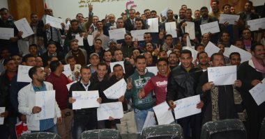 وزير القوى العاملة يسلم 174 عقد عمل فى دولة خليجية لعمال مصريين