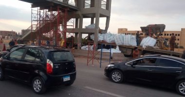 بالصور.. اصطدام سيارة نقل بأحد كبارى المشأة بطريق القاهرة الإسماعيلية