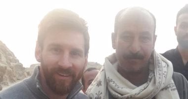 بالصور.. ميسى يطلب التصوير مع شيخ الخفر فى منطقة  الأهرامات