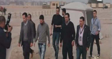 عمرو أديب يعرض صورة جديدة لزيارة "ميسى" للأهرامات