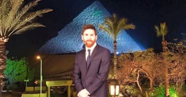 ميسى ينشر صورته من الأهرامات.. ويعلق: أدوية فيروس سى تنقذ الأرواح