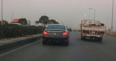 قارئ يشارك بصورتين لسيارتين بدون لوحات معدنية على طريق الواحات 