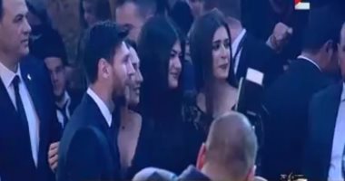 ميسى يلتقط صورًا مع الفرقة الموسيقية خلال حفل "عالم خال من فيروس سى"