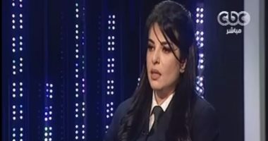 "هبة درويش" كابتن طيار: "بشوف جوزى مرة فى الشهر وبنتقابل فى الجو"