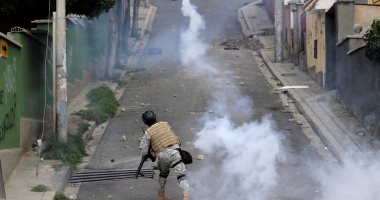 بالصور.. اشتباكات عنيفة بين الشرطة البوليفية وزارعى نبات الكوكا بلاباز