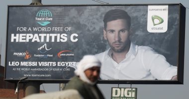 بالصور.. "ميسى" بطل إعلانات الطرق الرئيسية بالقاهرة قبيل زيارته لمصر