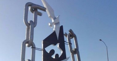 بالصور.. مصمم تمكن من تحويل مجسم مشوه إلى عمل فنى فى ميدان 6 أكتوبر