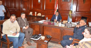 بالصور.. محافظ الأقصر يبحث مع مسئولى المياة سبل منع تسرب السولار لنهر النيل