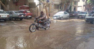 بالصور.. انفجار ماسورة وغرق المحلات وتعطل المرور فى أسيوط