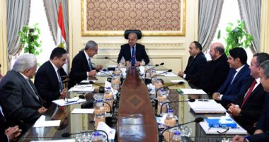رئيس الوزراء يناقش المشكلات المتعلقة بالحديد والصلب بحضور وزير التجارة
